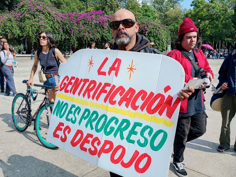 Revela Carlos Augusto campaña contra la protesta anti-gentrificación en la Ciudad de México y la presidenta Claudia Sheinbaum